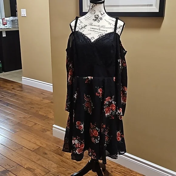 COLD SHOULDER DRESS - Picture 1 of 6